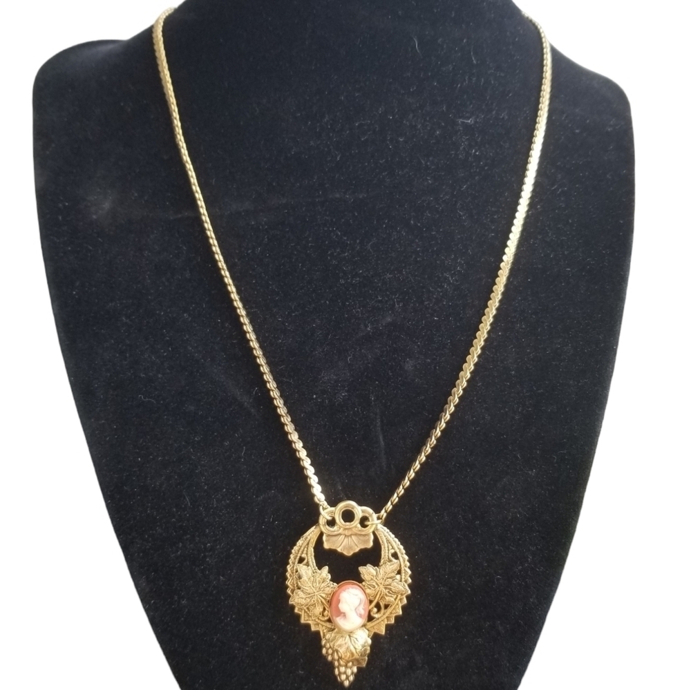 VINTAGE ORNATE GOLDTONED  CAMEO PENDANT NECKLACE